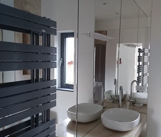 Placare perete baie cu oglină cristal